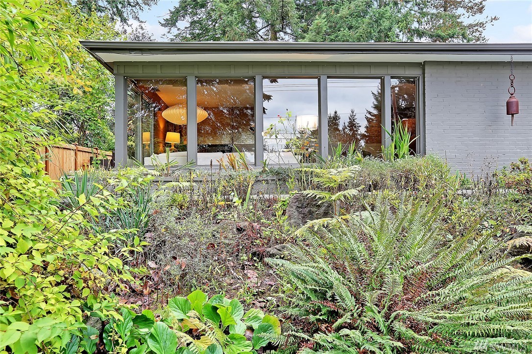 Untouched Bellevue Mid-century Rambler - Urban Living