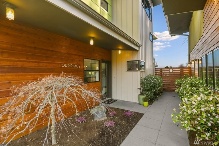 Quiet Modern Estate Hidden In Kirkland - Urban Living